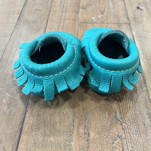 Freshly picked leather moccasins infant size 2 green fringe pebbled unisex - Picture 3 of 8